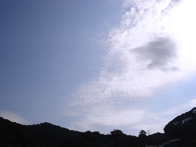 09.11.10_青空と雲.jpg